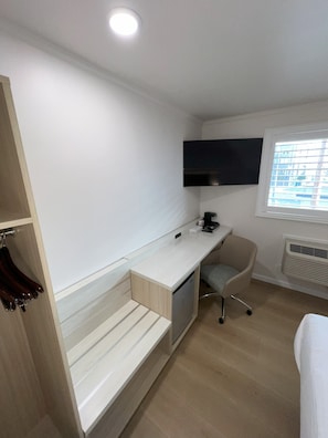 Deluxe-Zimmer, 1 King-Bett, Nichtraucher | Schreibtisch, Bügeleisen/Bügelbrett, kostenloses WLAN, Bettwäsche