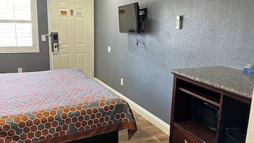 Habitación estándar, 1 cama de matrimonio grande | Escritorio, tabla de planchar con plancha, wifi gratis