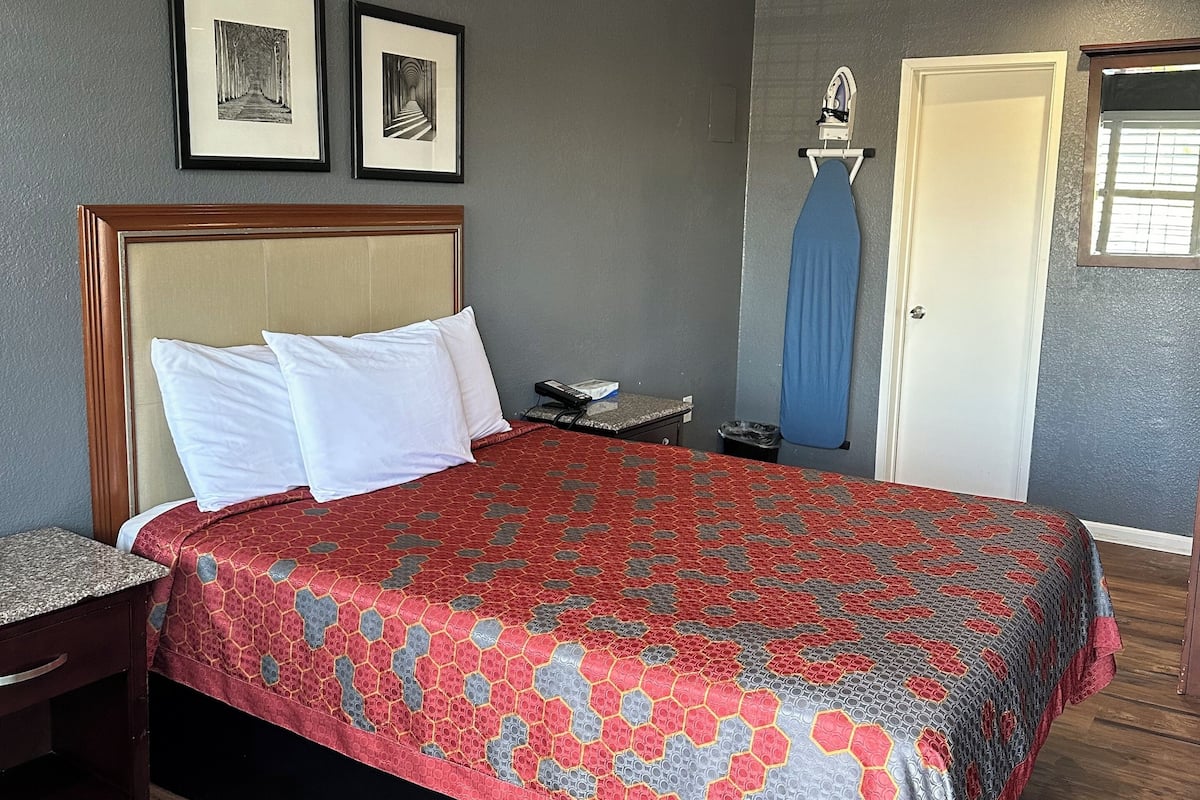 Standard Room, 1 Queen Bed | Desk, iron/ironing board, free WiFi