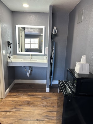 Standard Room, 2 Queen Beds | Bathroom