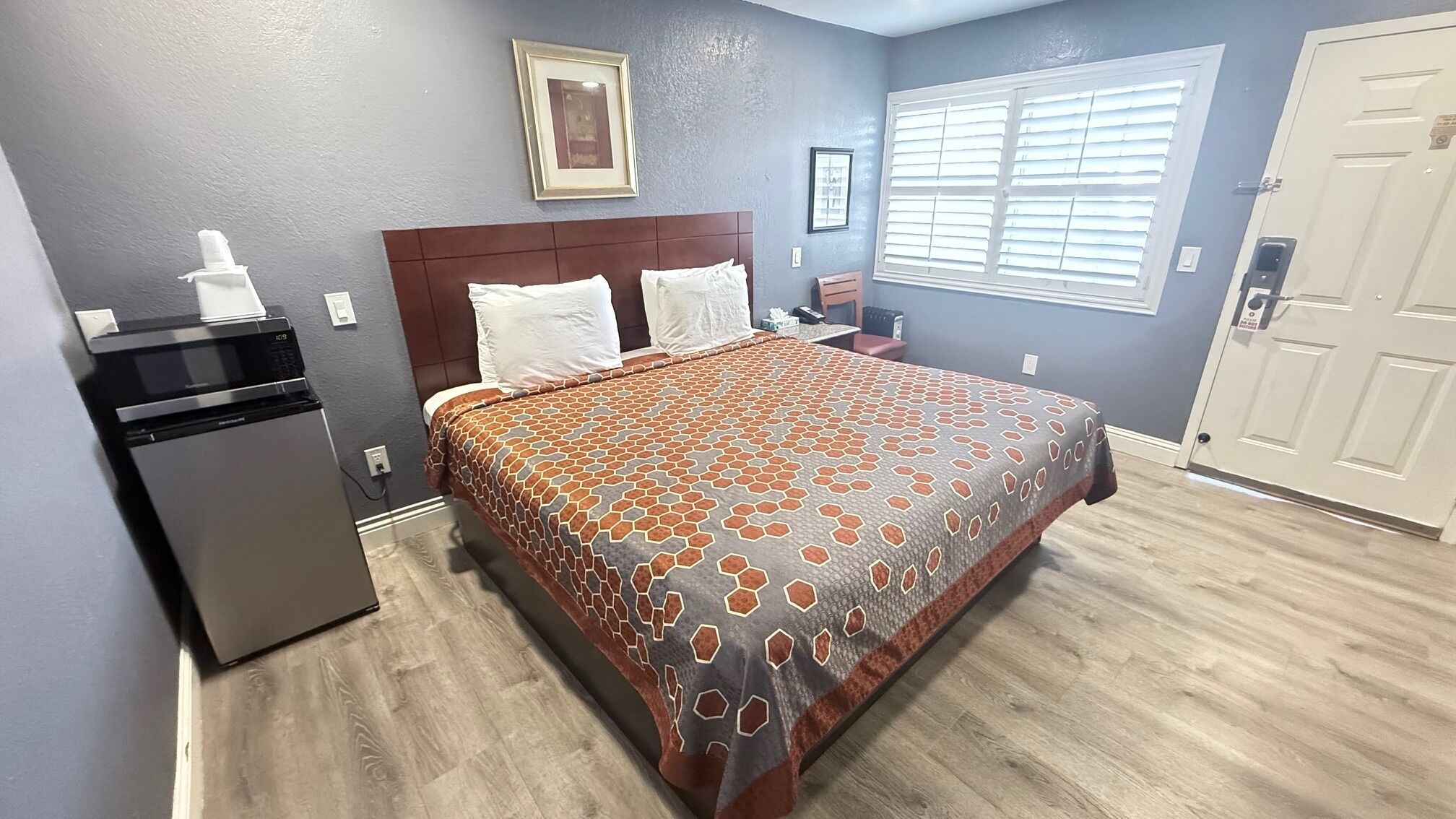 标准房, 1 张特大床, 方便轮椅进入的淋浴, 无烟房 | 办公桌、熨斗/熨板、免费 WiFi