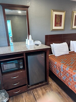 Basic Suite, 2 Bedrooms | Living area