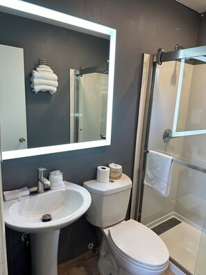 Standaard kamer, 1 queensize bed | Badkamer | Een douche, gratis toiletartikelen, een haardroger, handdoeken