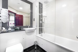 Superior Twin Room | Bathroom | Combined shower/tub, designer toiletries, hair dryer, towels