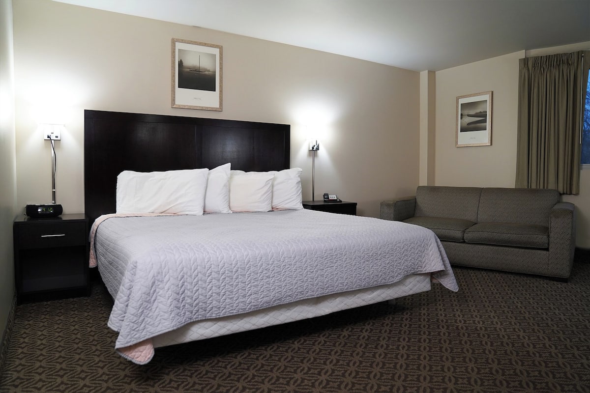 Extended Business King | Premium bedding, pillowtop beds, individually furnished, desk