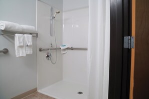 ADA Queen | Bathroom - The Madison Inn - Hospital District (Spokane)