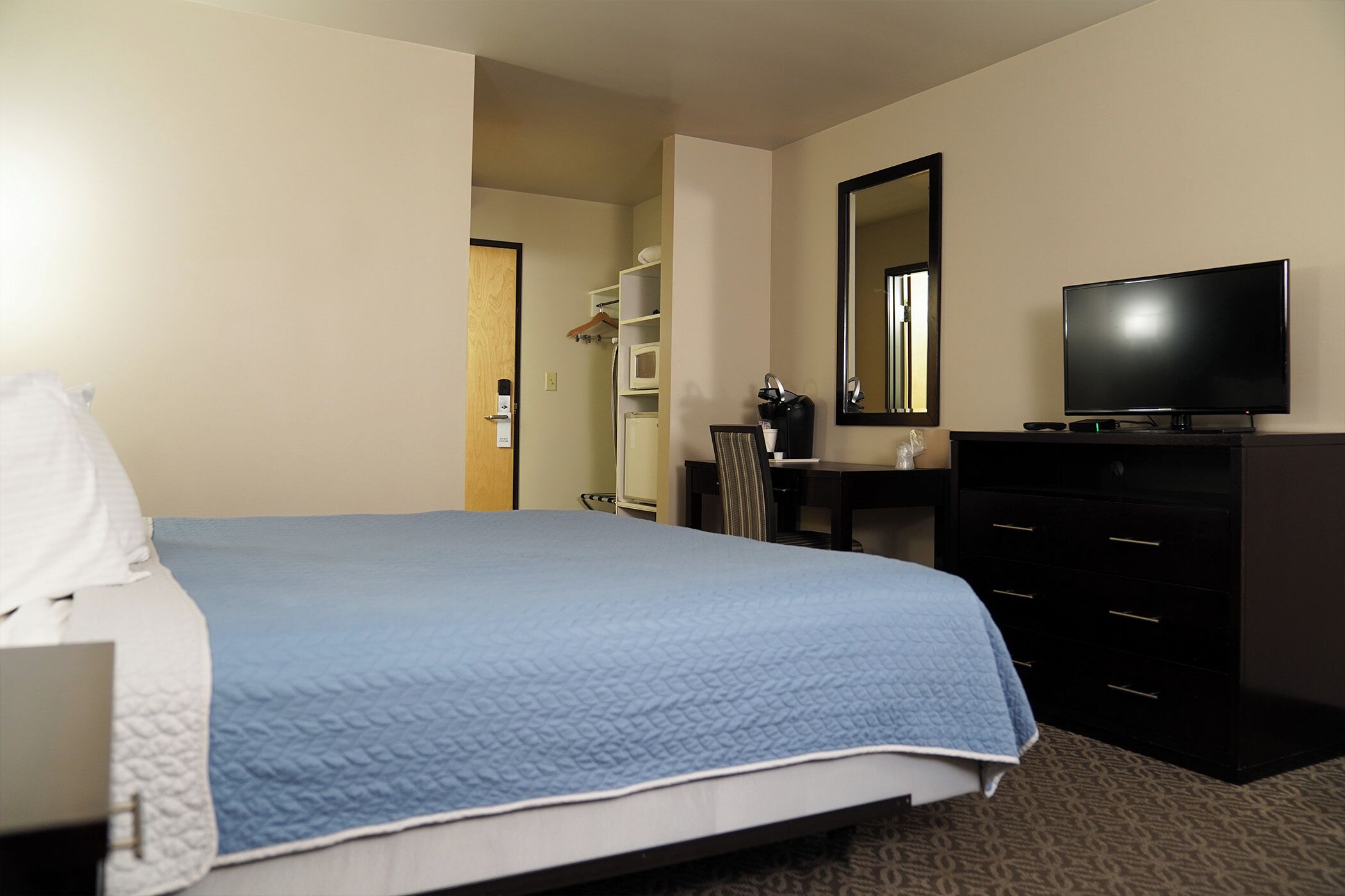 business king | premium bedding, pillow-top beds, individually furnished, desk