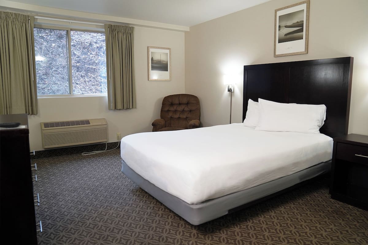 ADA Queen | Premium bedding, pillowtop beds, individually furnished, desk
