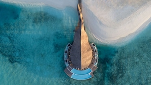 3 restaurants; breakfast, lunch and dinner served  - Banyan Tree Vabbinfaru (Vabbinfaru)