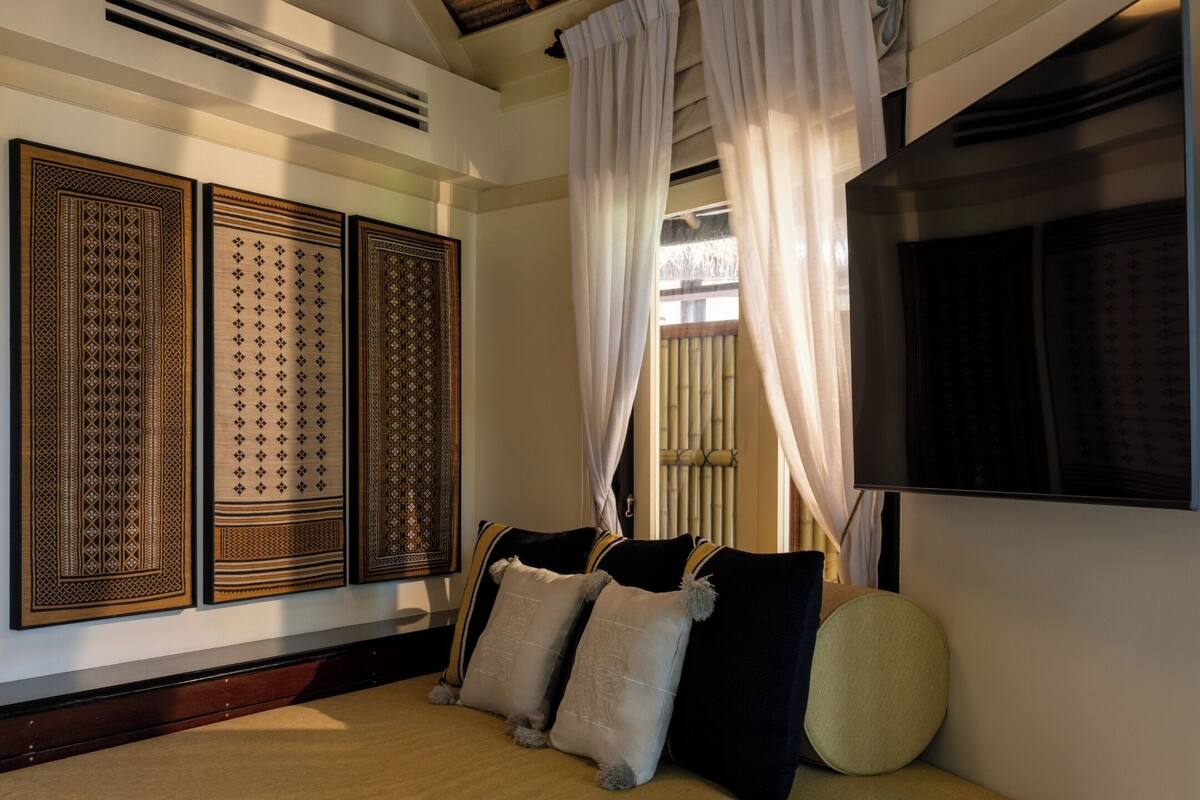 shower, hydromassage showerhead, free toiletries, hair dryer