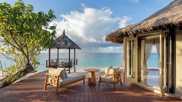 Grand Beachfront Pool Villa - with Free Transfer | Quang cảnh biển