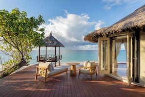 Grand Beachfront Pool Villa - with Free Transfer | Coin séjour