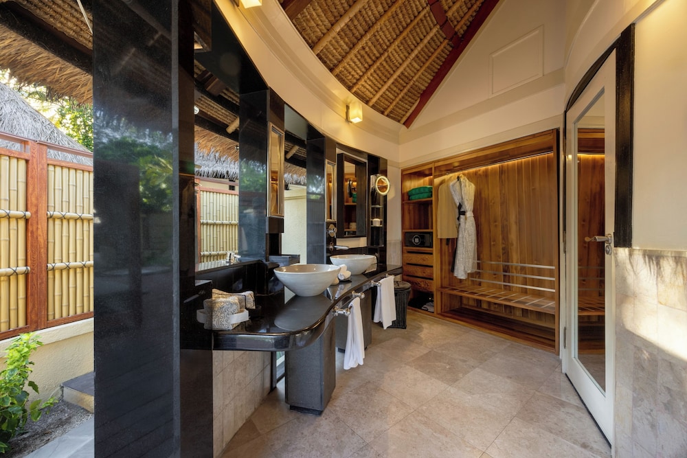Banyan Tree Vabbinfaru by null