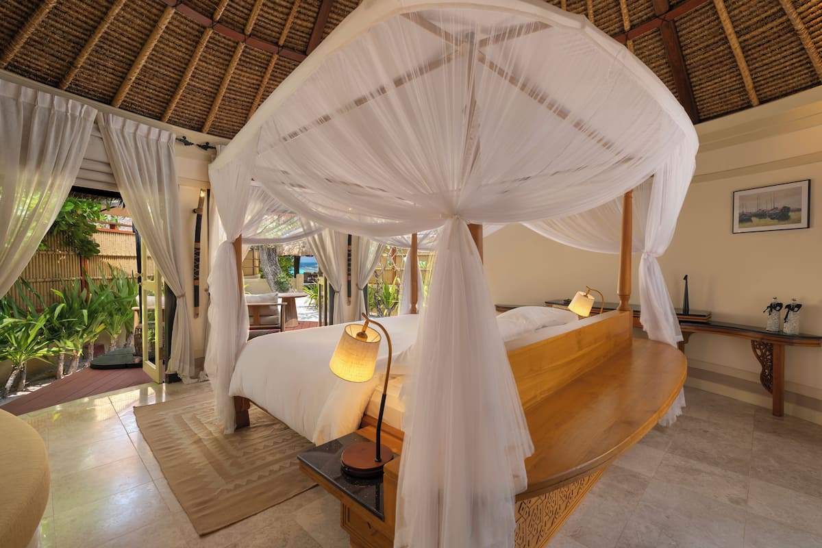 Oceanview Pool Villa (Includes Boat Transfer) | Frigobar, cofres nos quartos, individualmente decorados