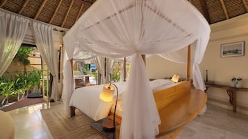 Oceanview Pool Villa (Includes Boat Transfer) | Frigobar, cofres nos quartos, individualmente decorados