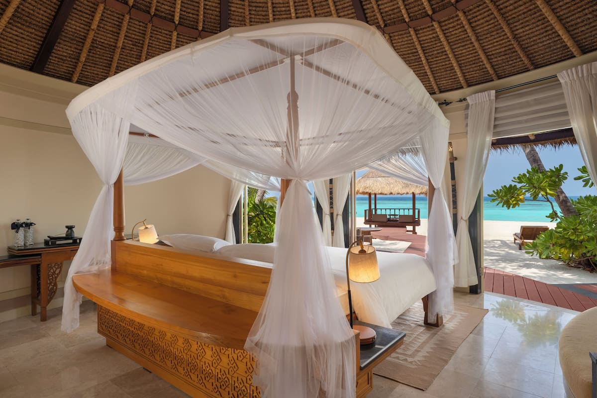 Beachfront Pool Villa (Includes Boat Transfer) | Frigobar, cofres nos quartos, individualmente decorados