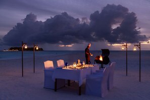 3 restaurants, breakfast, lunch, dinner served; international cuisine 