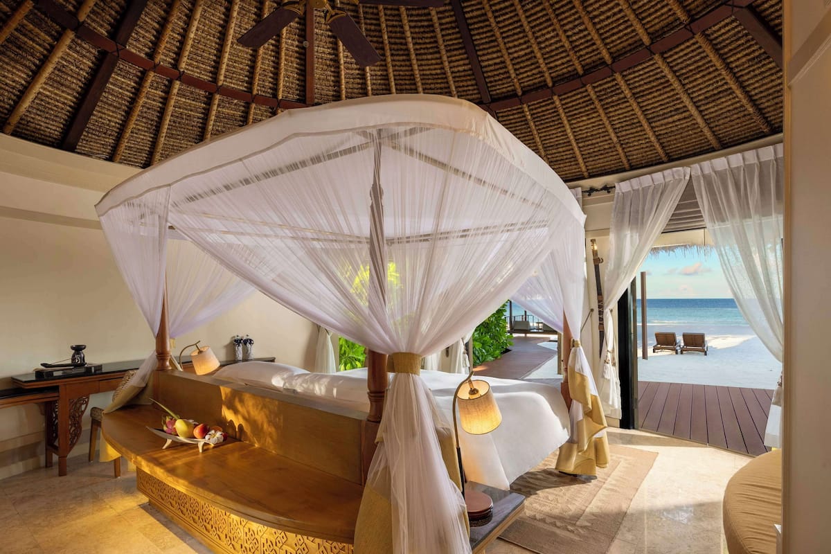 Grand Beachfront Pool Villa (Includes Boat Transfer) | Minibar, brankas, dan didekorasi berbeda-beda