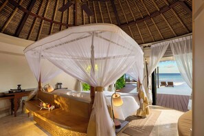 Grand Beachfront Pool Villa - with Free Transfer | 1 間臥室、高級寢具、迷你吧、客房內保險箱