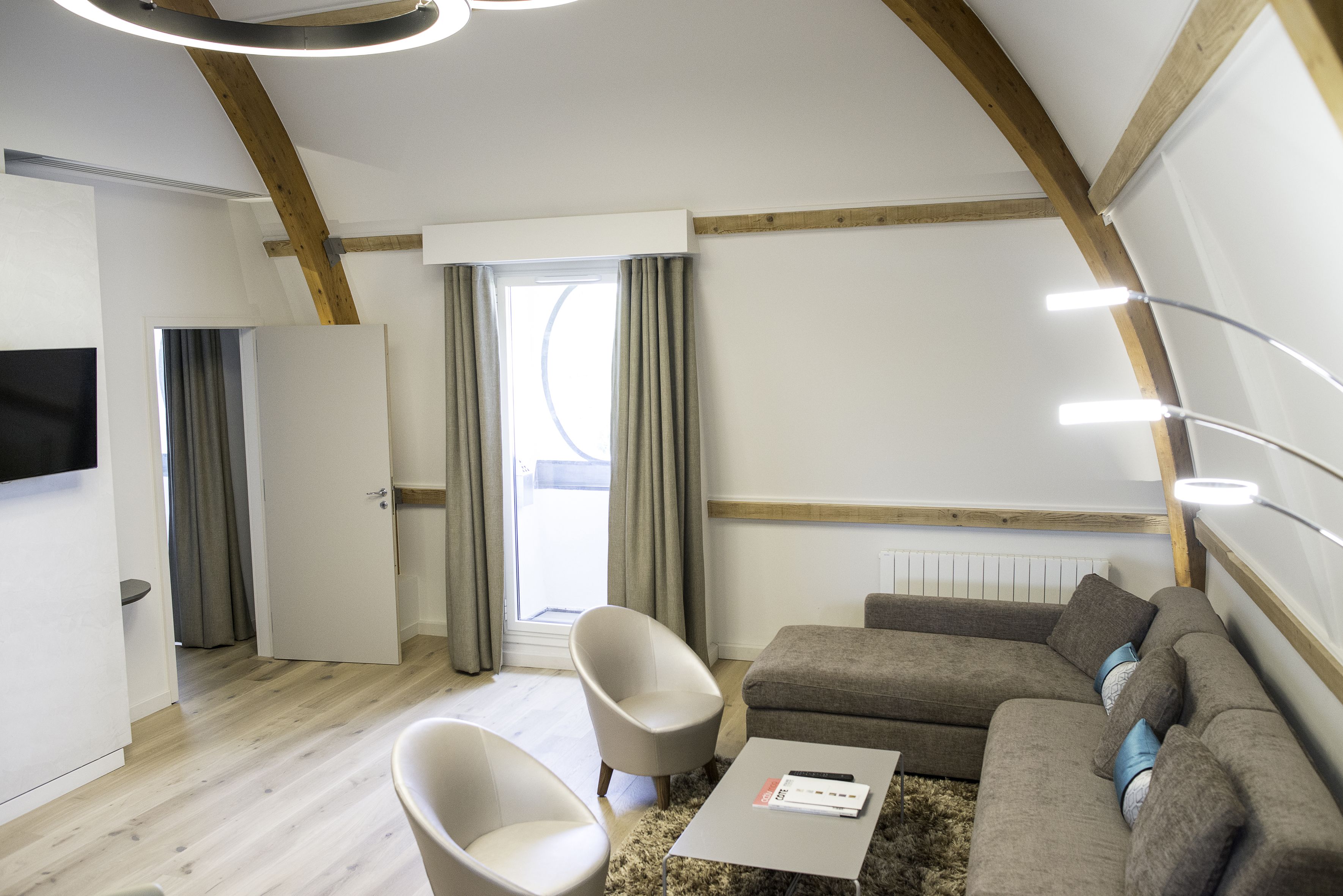 executive suite | living area | flat-screen tv