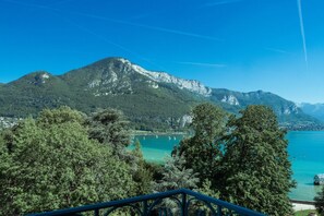 Quarto clássico, vista parcial para o lago | Vista para a montanha