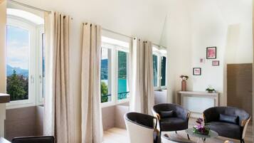 Suíte (Imperial) | Área de estar | TV de tela plana