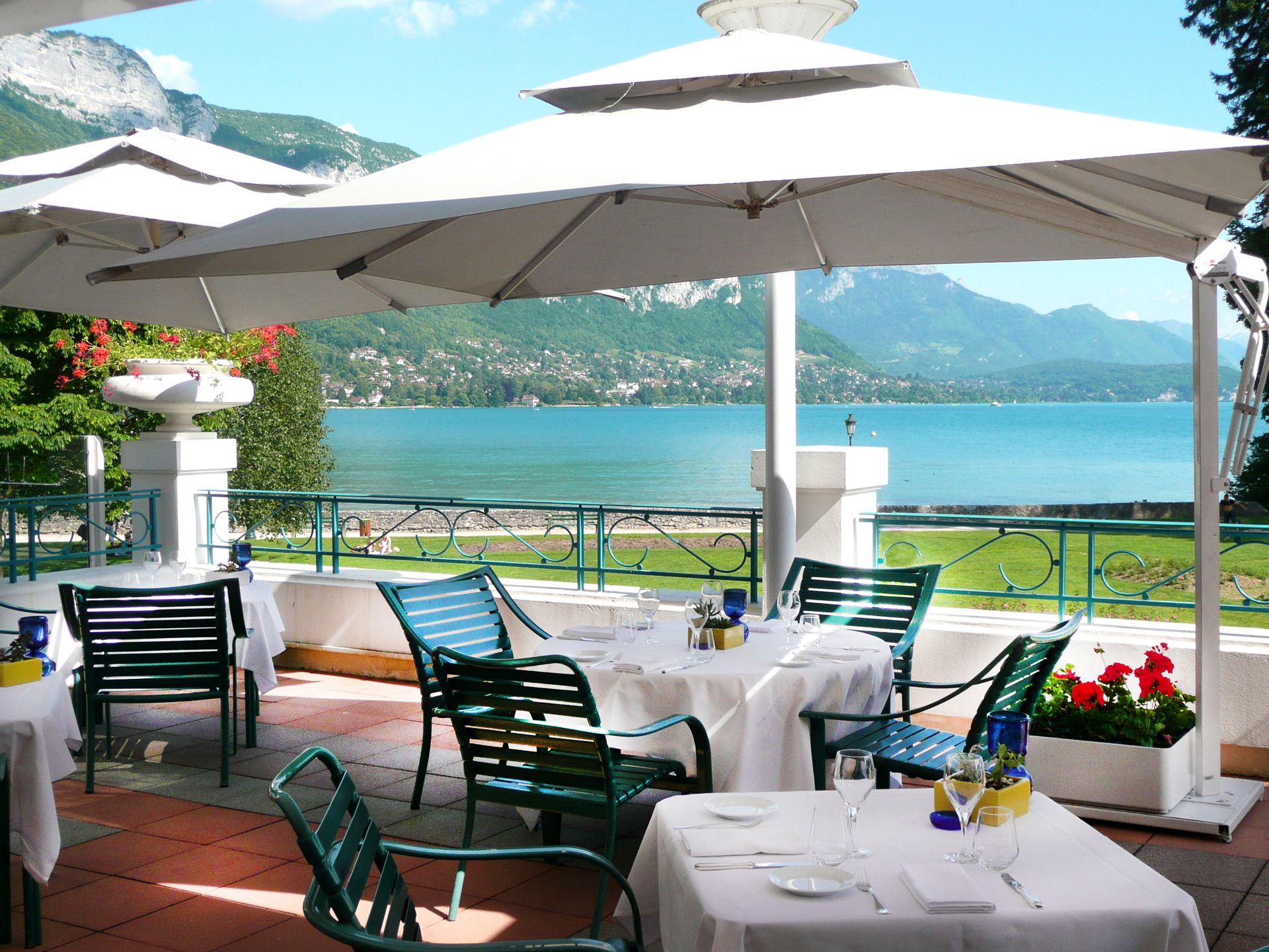 2 restaurants, lunch, dinner, brunch served; french cuisine