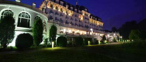 Voorkant accommodatie - avond/nacht