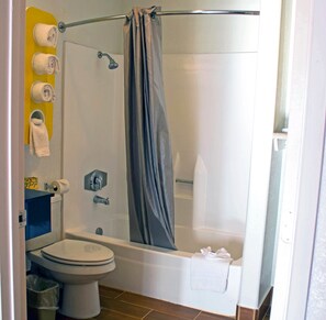 Combined shower/tub, towels