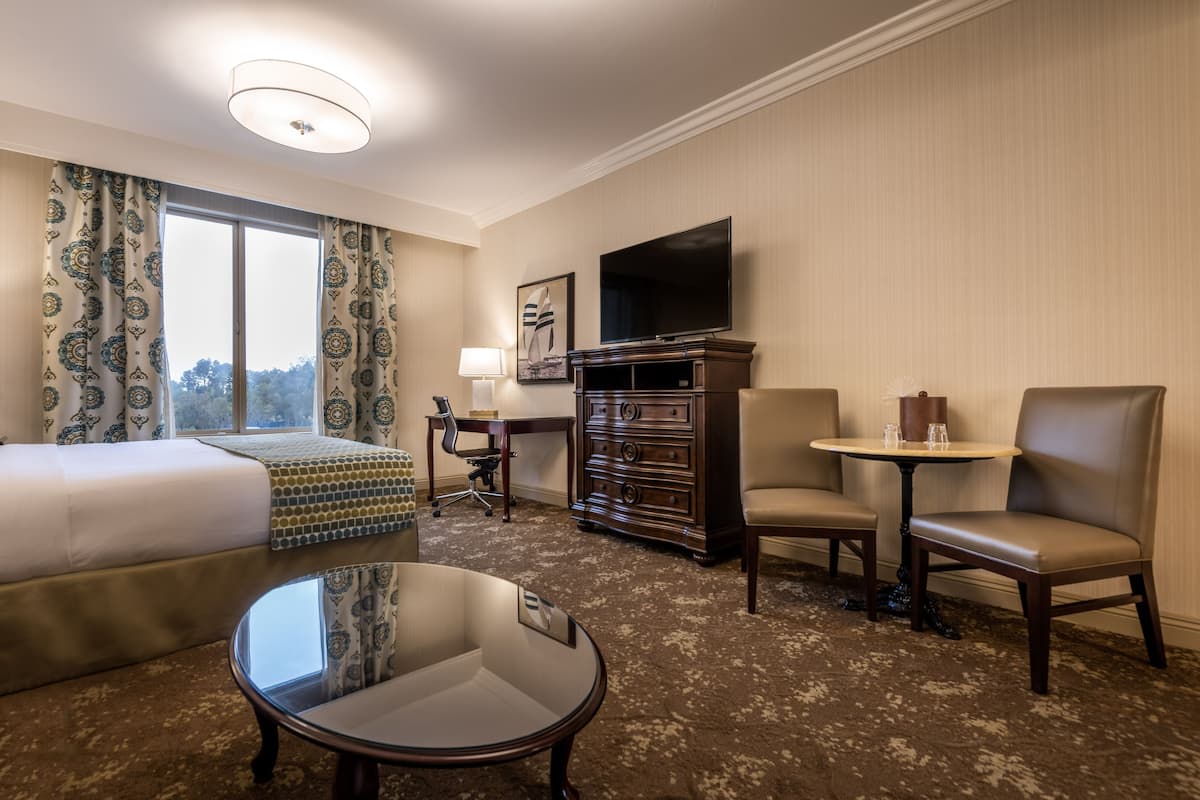 Deluxe-Zimmer, 1 King-Bett und Schlafsofa, Blick auf den Innenhof | Hochwertige Bettwaren, Daunenbettdecken, Pillowtop-Betten, Zimmersafe