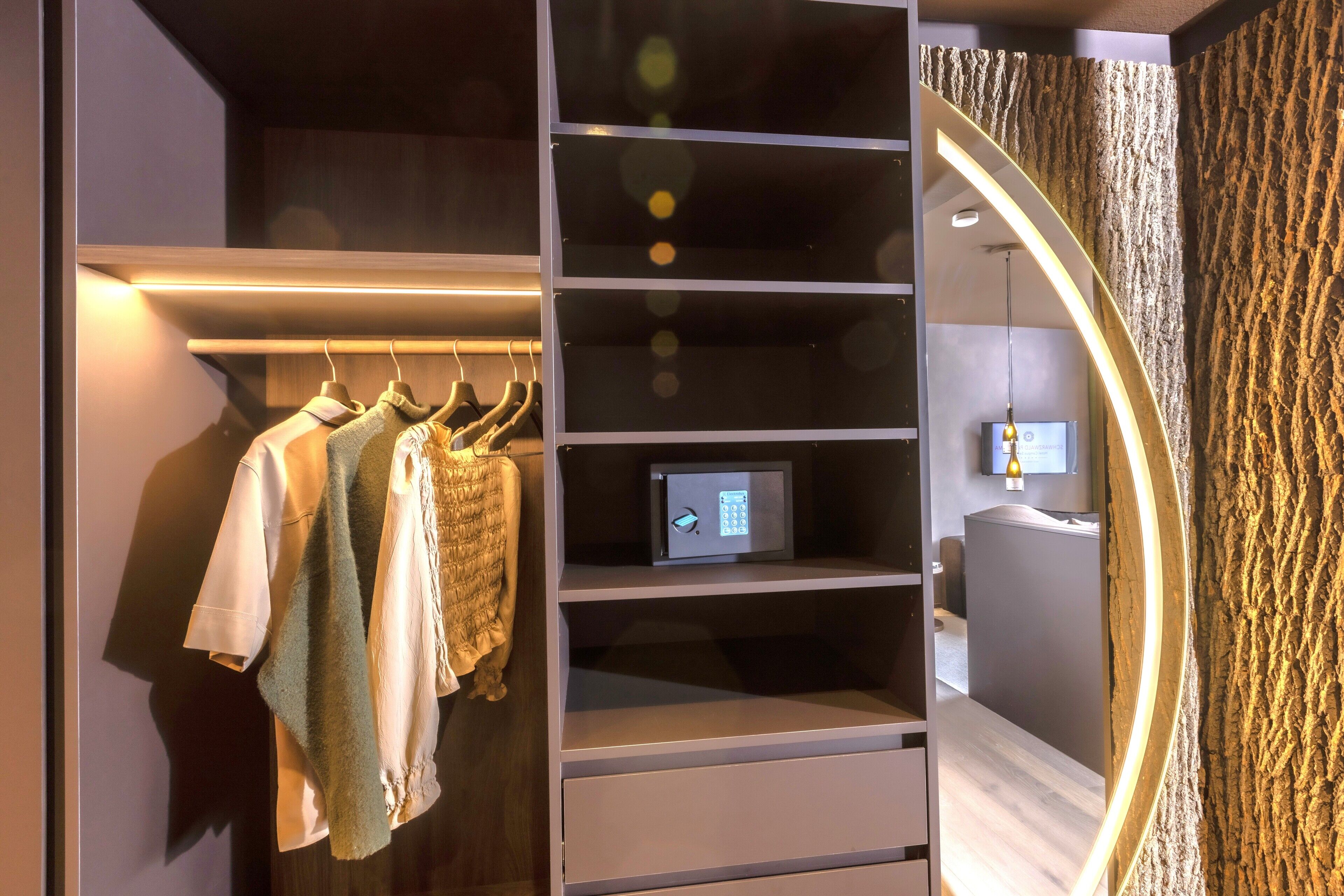 Ein moderner Kleiderschrank mit Kleiderstange und einem integrierten Safe.