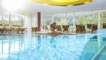 Inomhuspool och solstolar