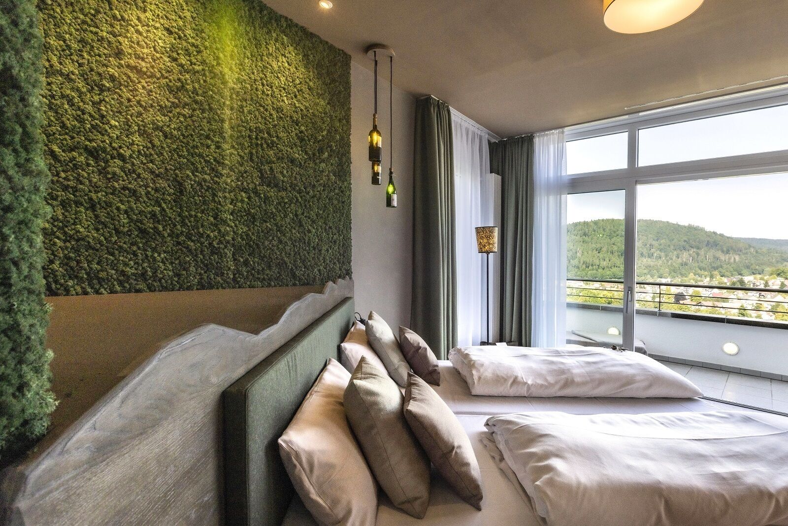 Suite - tilpasset personer med nedsat mobilitet - balkon (Panorama Waldklang Suite) | Premium-sengetøj, minibar, pengeskab på værelset, skrivebord