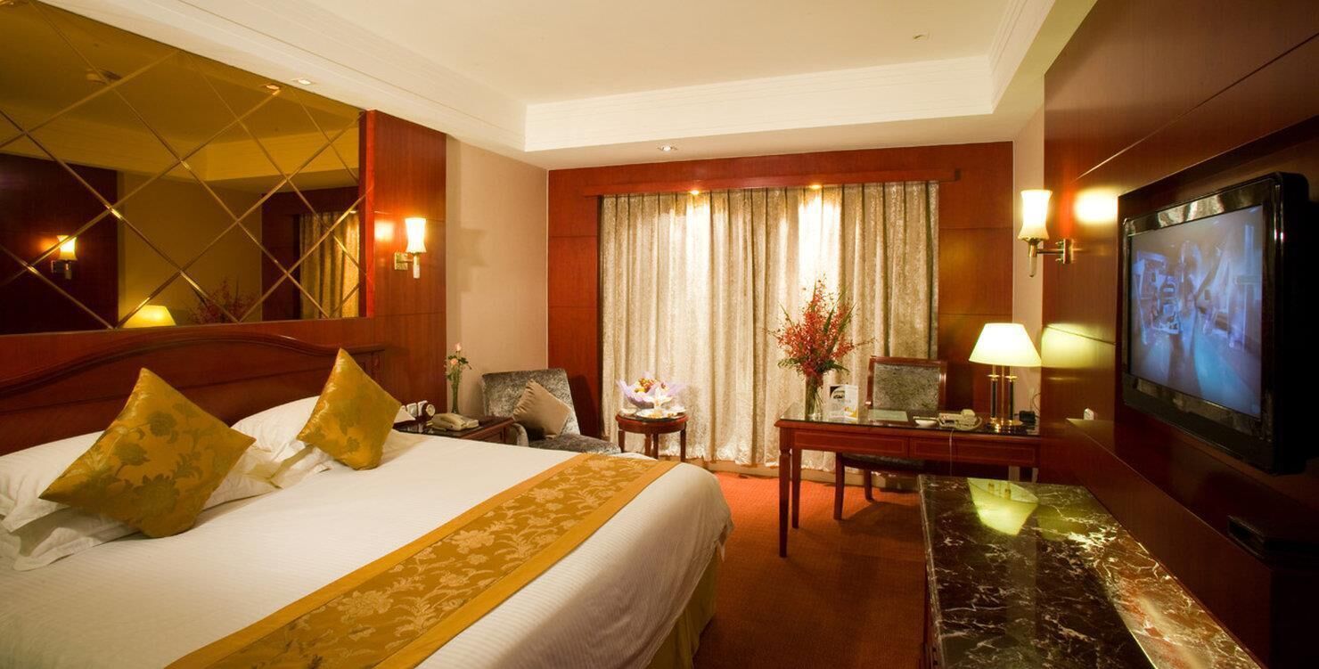 hypo-allergenic bedding, minibar, in-room safe, desk