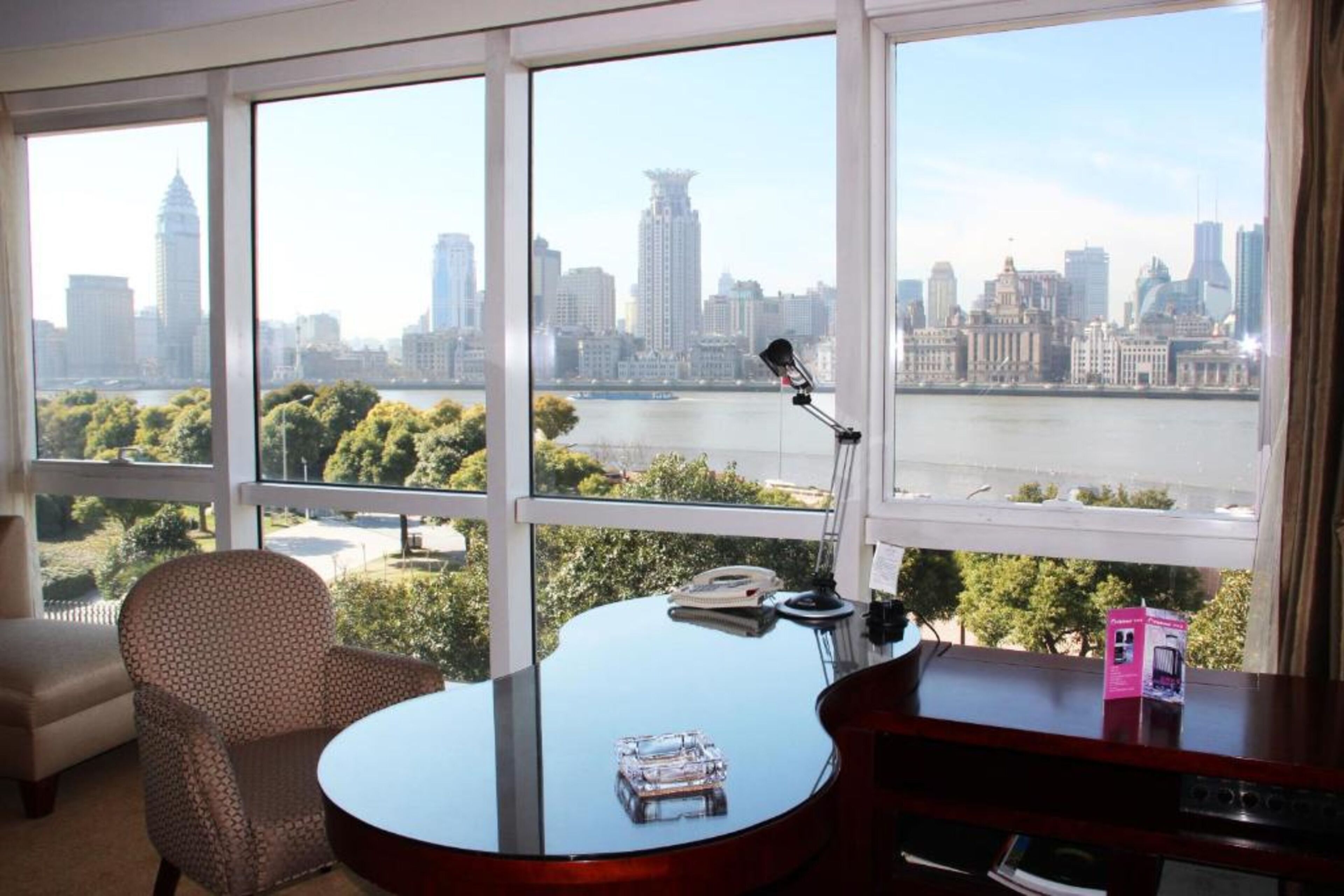 Deluxe River & Bund View Room | Hypo-allergenic bedding, minibar, in-room safe, desk