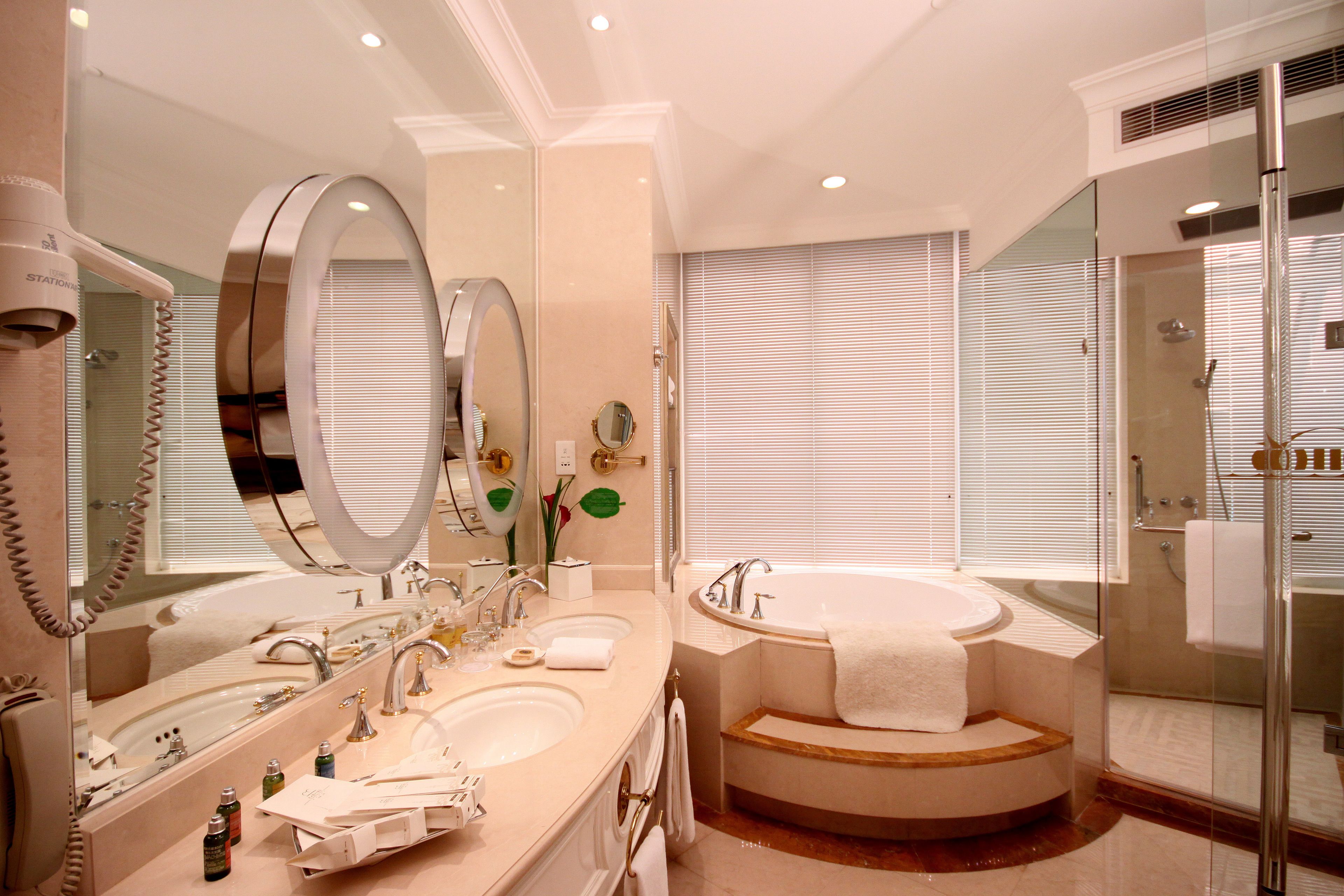 executive deluxe suite | bathroom | separate bathtub and shower, free toiletries, hair dryer, bathrobes