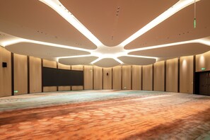 A modern conference room with a large screen, recessed lighting, and a patterned carpet. - Oriental Riverside Bund View Hotel  (Shanghai)