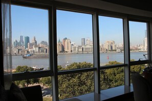 Deluxe River & Bund View Room | Hypo-allergenic bedding, minibar, in-room safe, desk