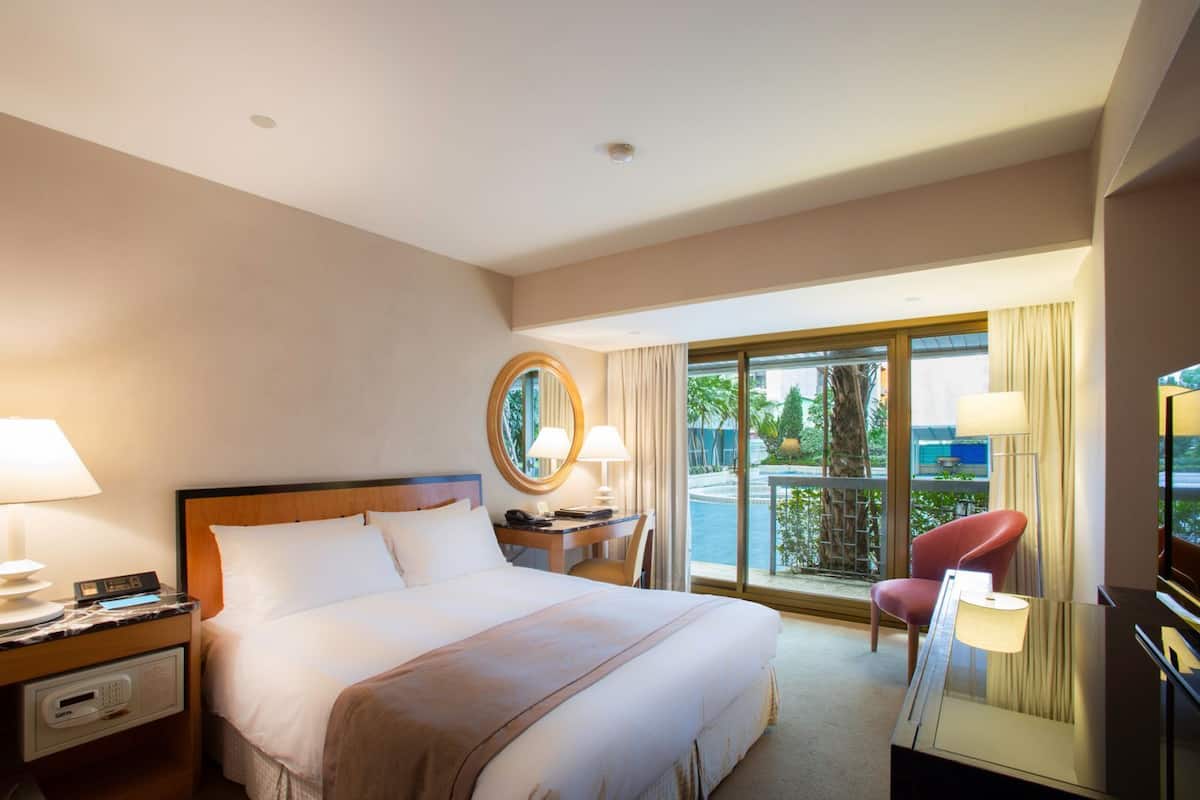 1 bedroom, down comforters, minibar, in-room safe