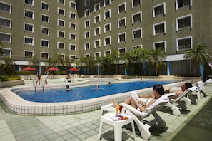 Una piscina cubierta, una piscina al aire libre