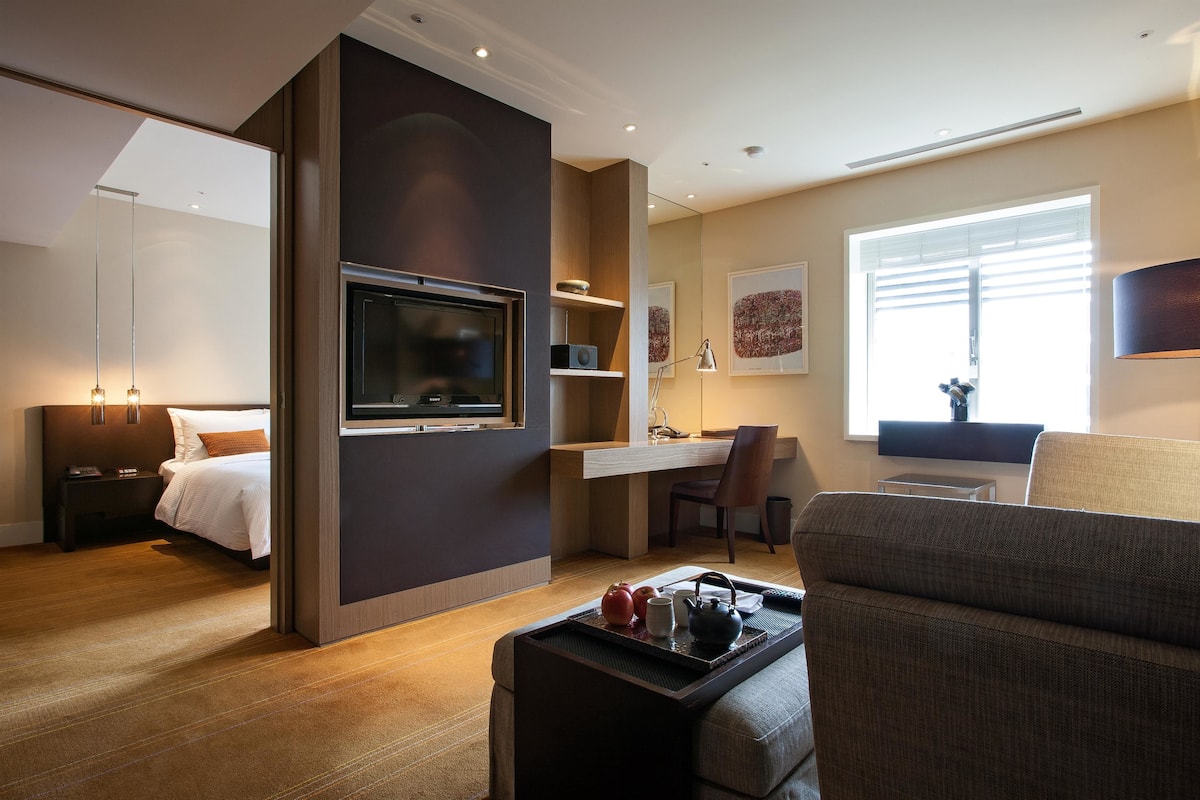 Executive Suite | Down duvets, minibar, in-room safe, desk