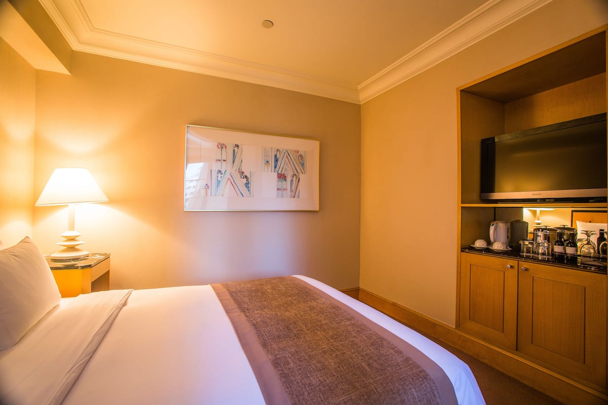 1 bedroom, down comforters, minibar, in-room safe