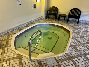 Bañera de hidromasaje cubierta