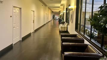 Coin salon dans le hall