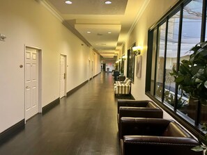 Coin salon dans le hall