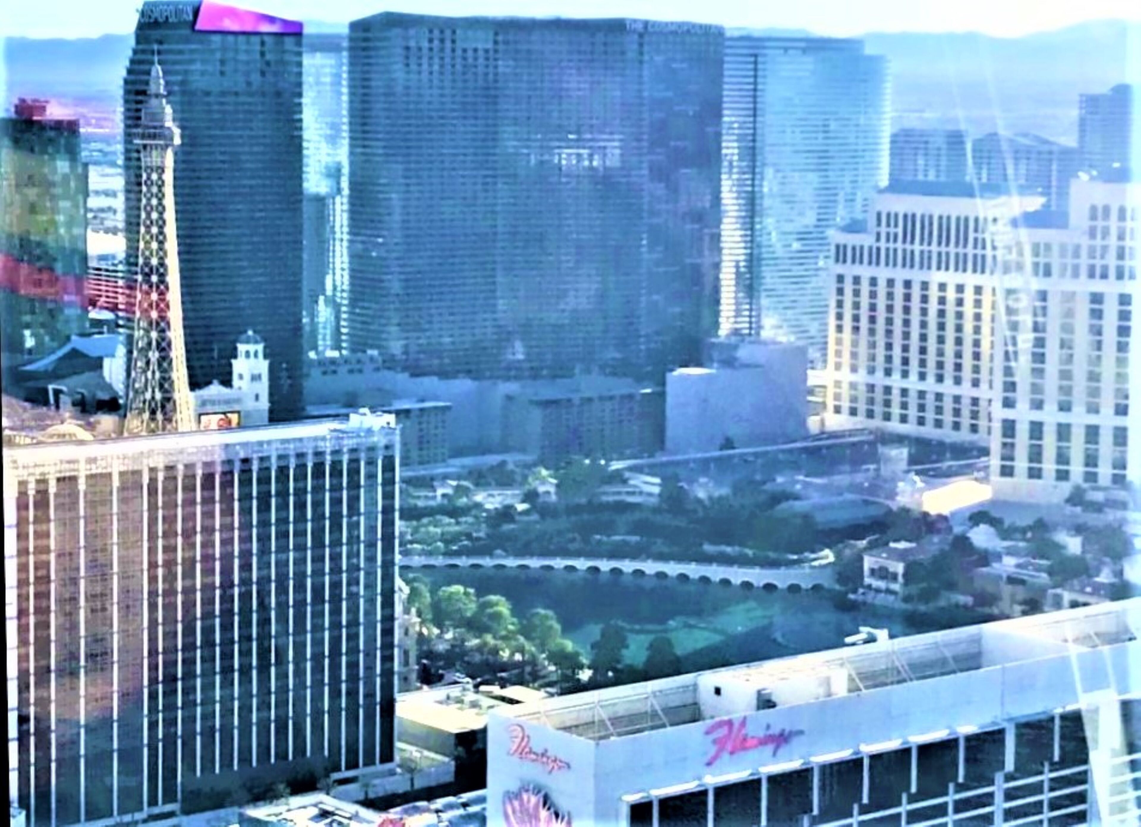 Un hotel de gran altura con casino, que presenta una torre destacada y un edificio amplio con un letrero de casino.