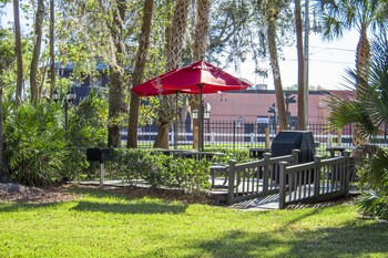 BBQ/picnic area at Barefootn Resort