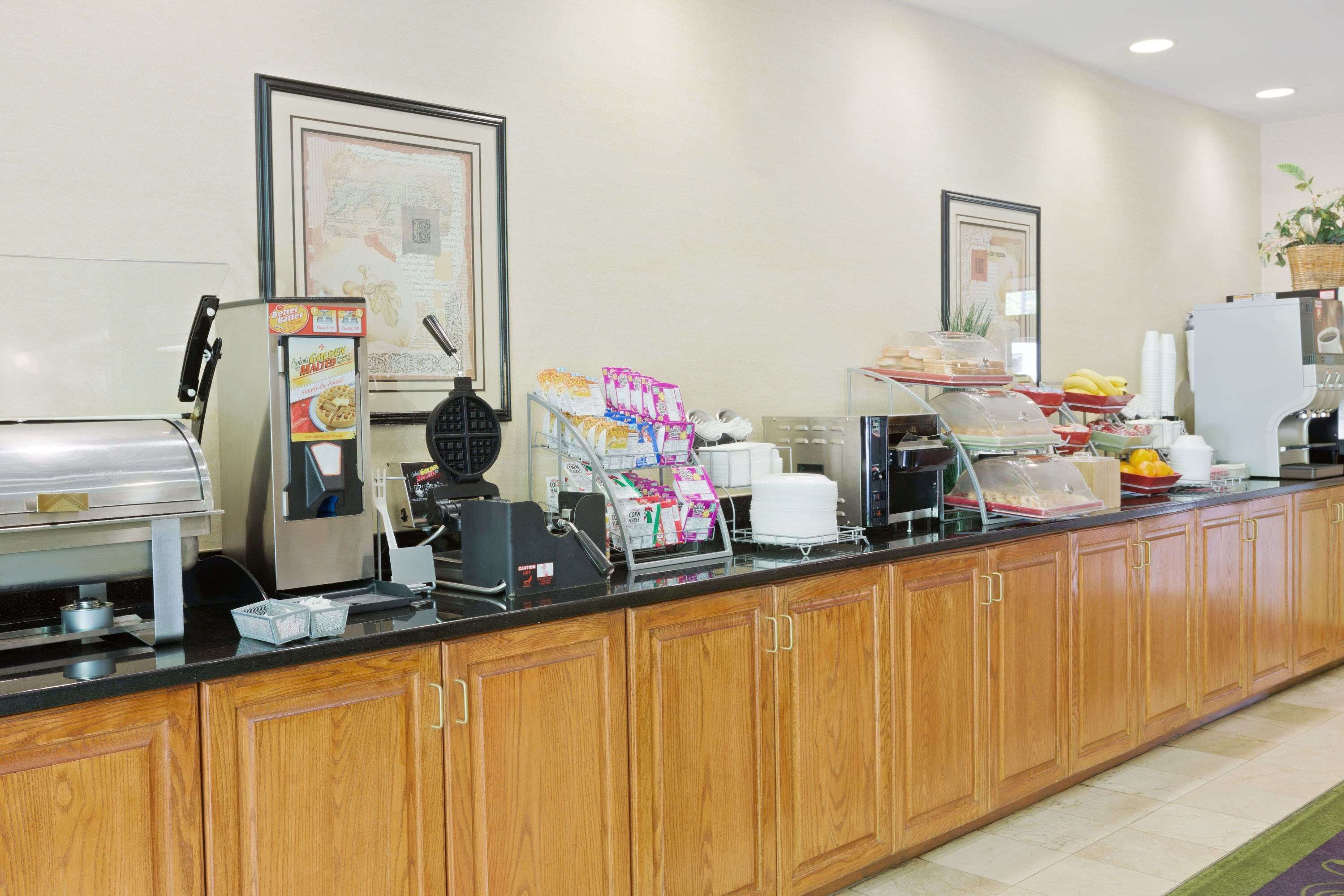 free daily continental breakfast