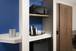 1 quarto, cofres nos quartos, escrivaninha
