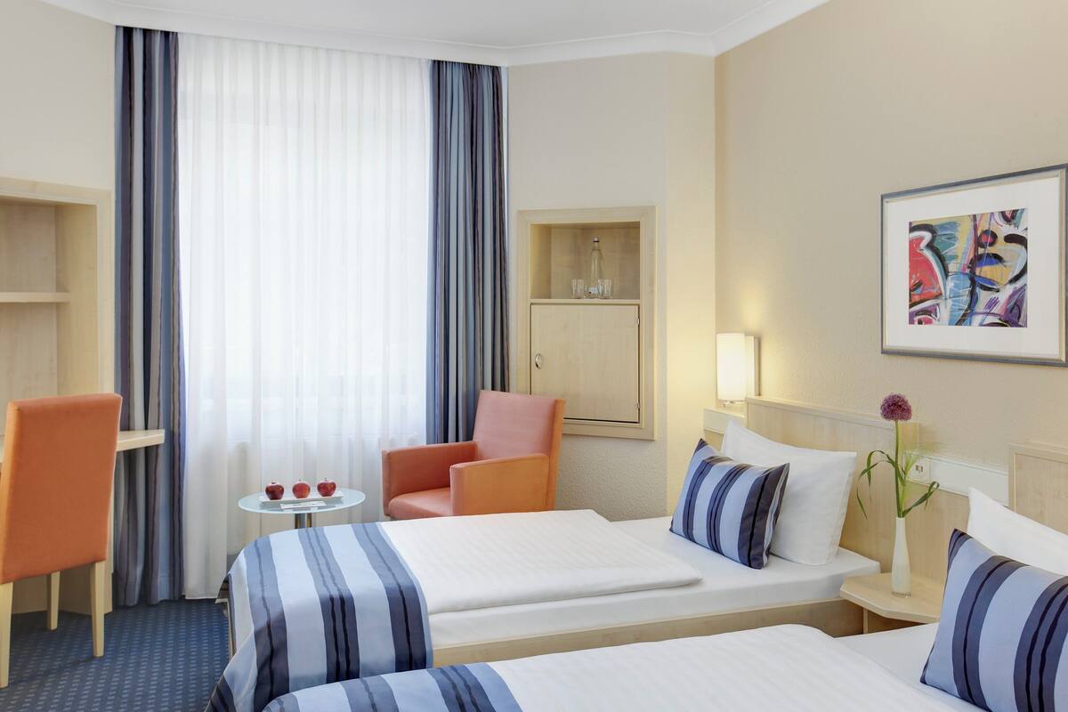 Comfort Twin Room | Hypo-allergenic bedding available, in-room safe, desk, laptop workspace